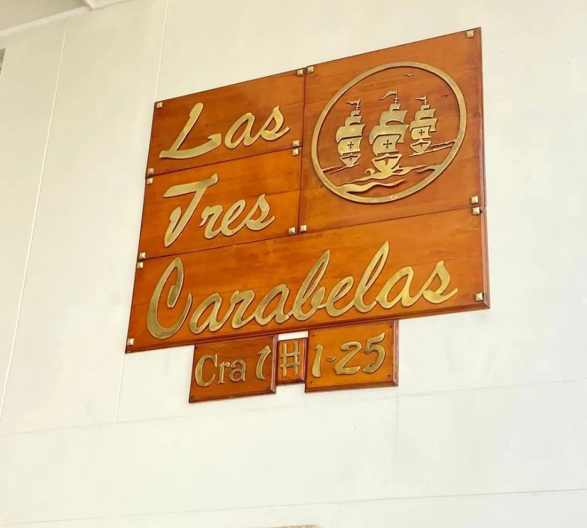 Las Tres Carabelas contacts